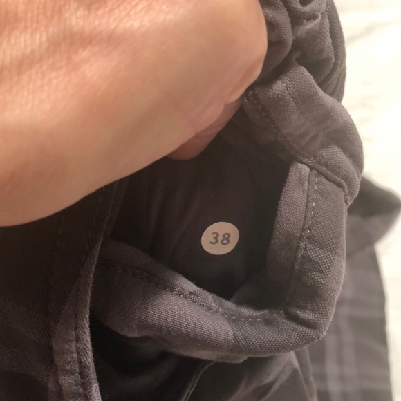 Lululemon men’s short, size 38, MINT, Retail 88$ - Picture 5 of 6